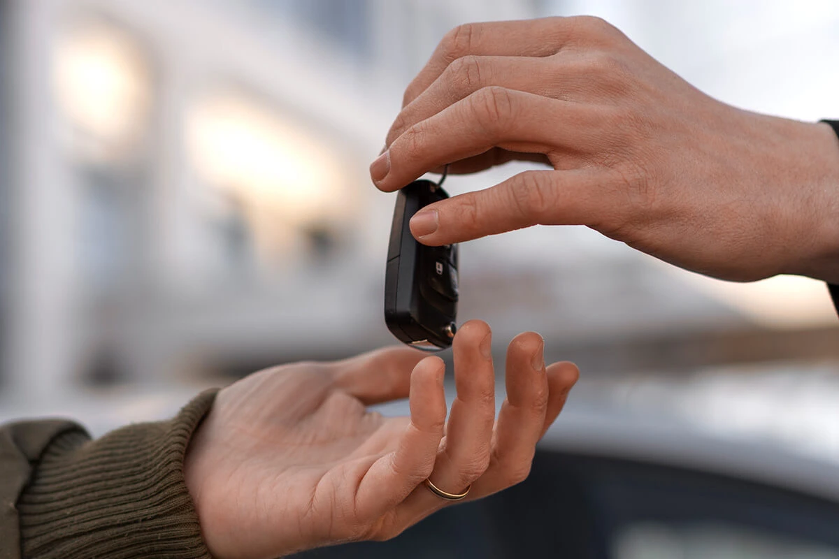 doi-oameni-ce-tin-o-cheie-de-masina