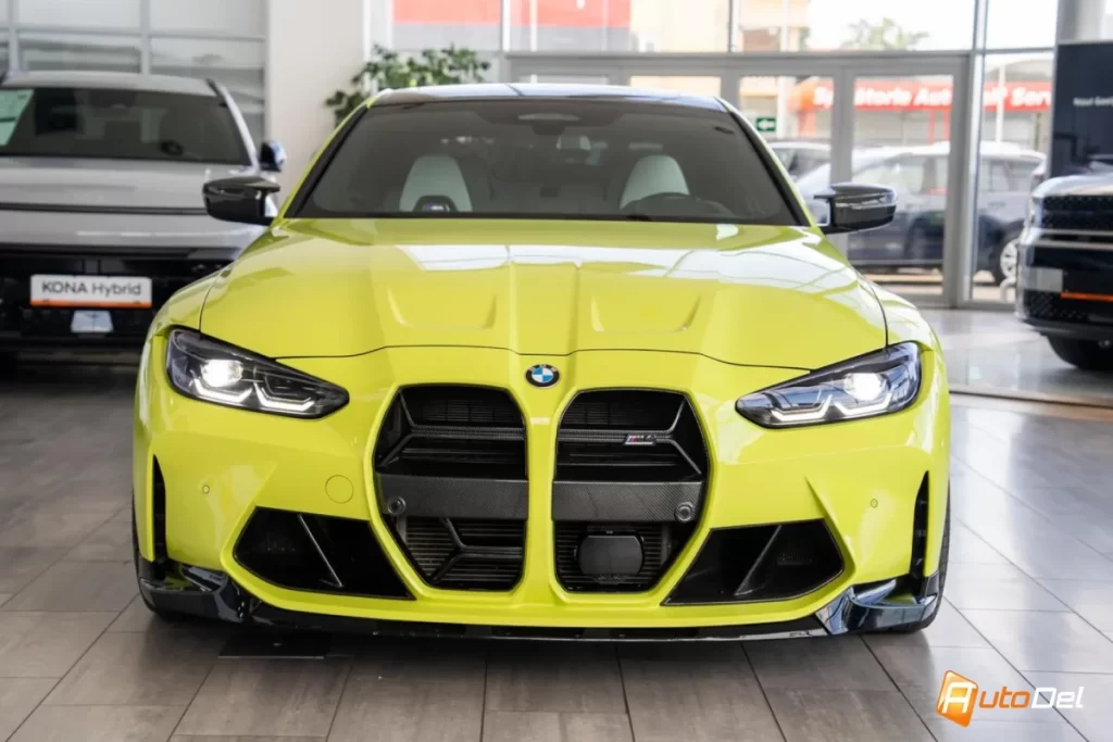 Masina bmw galbena in showroom