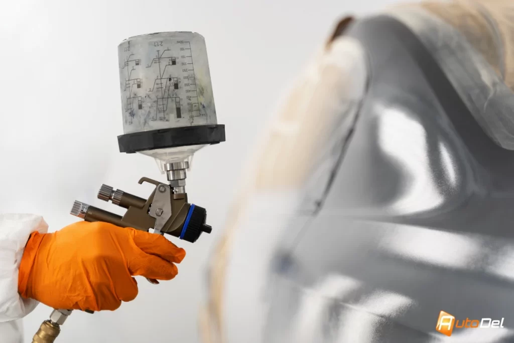 Persoana care vopseste o masina