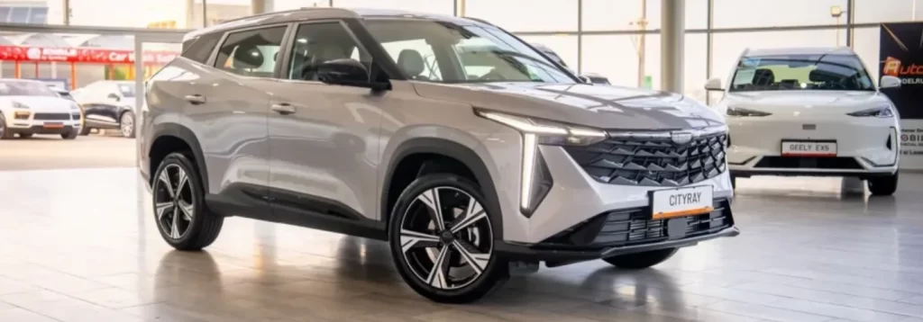 Masina Geely pe gri
