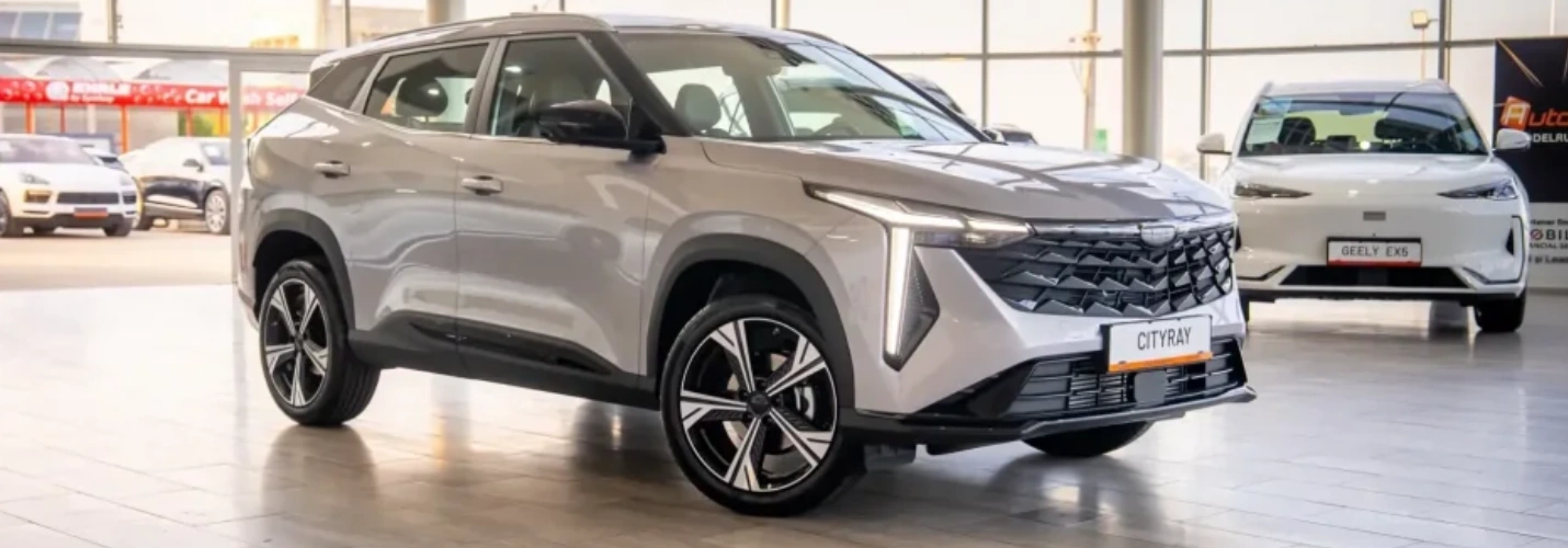 Masina Geely pe gri