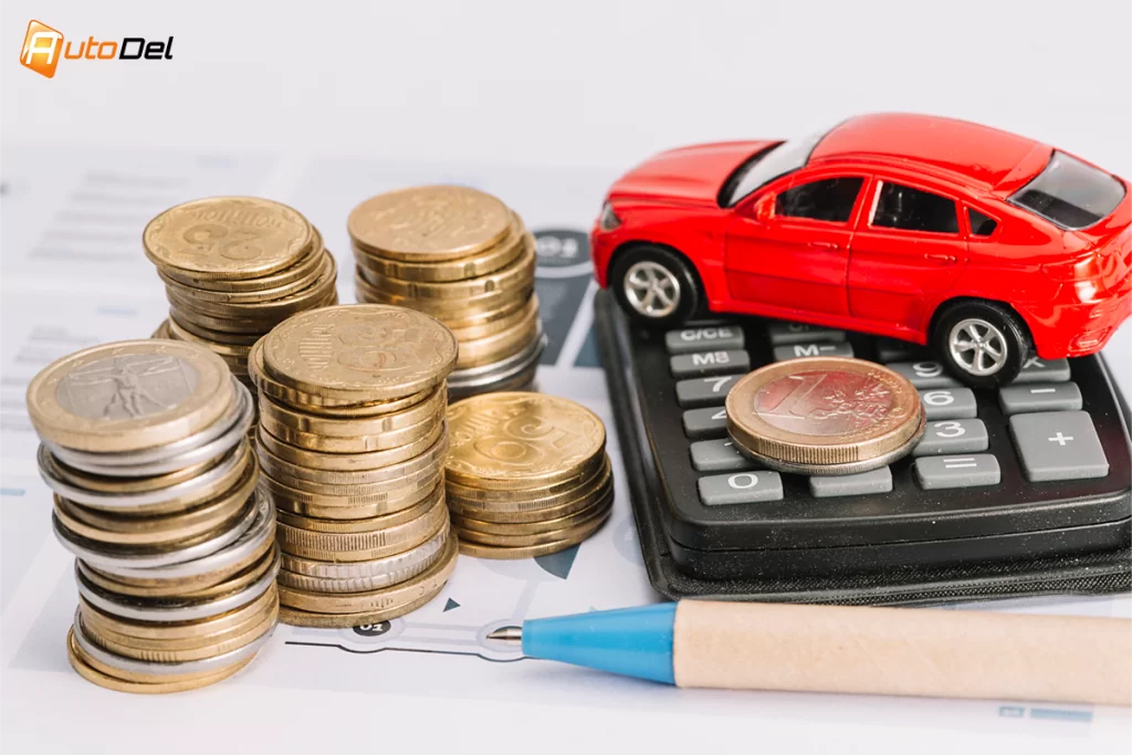 masina-de-jucarie-pe-un-calculator-langa-niste-banuti-si-un-pix-finantare-auto-AutoDel